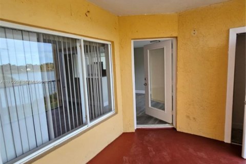 Condo in Oakland Park, Florida, 2 bedrooms  № 2040813 - photo 10