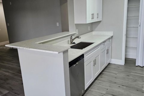 Condo in Oakland Park, Florida, 2 bedrooms  № 2040813 - photo 9