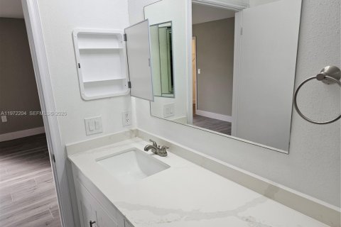Condo in Oakland Park, Florida, 2 bedrooms  № 2040813 - photo 16