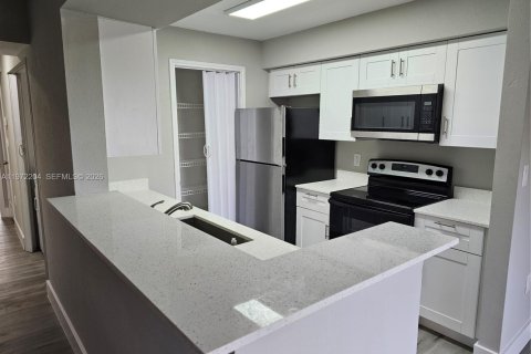 Condo in Oakland Park, Florida, 2 bedrooms  № 2040813 - photo 8