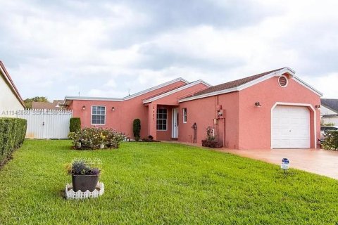 House in Miramar, Florida 4 bedrooms, 128.95 sq.m. № 2003617