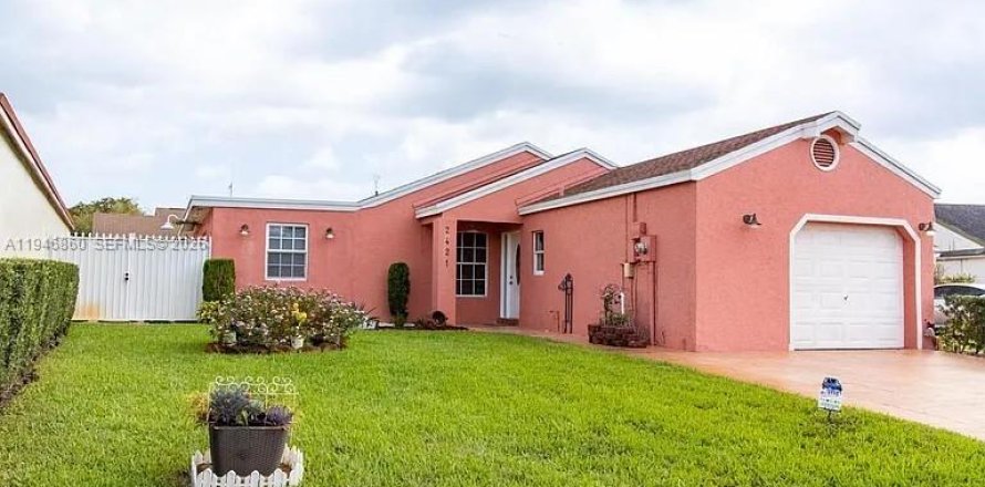 House in Miramar, Florida 4 bedrooms, 128.95 sq.m. № 2003617