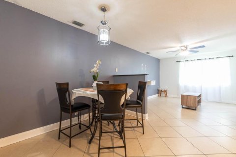 House in West Palm Beach, Florida 2 bedrooms, 114.55 sq.m. № 1075003 - photo 1