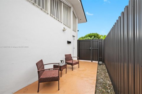 Villa ou maison à vendre à Miami, Floride: 6 chambres, 276.11 m2 № 1930413 - photo 28