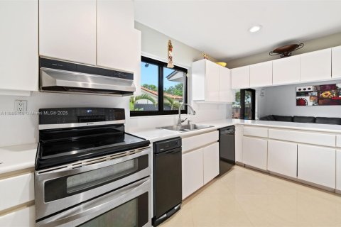 Villa ou maison à vendre à Miami, Floride: 6 chambres, 276.11 m2 № 1930413 - photo 10