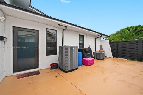 Villa ou maison à vendre à Miami, Floride: 6 chambres, 276.11 m2 № 1930413 - photo 20