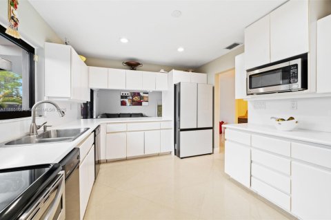 Villa ou maison à vendre à Miami, Floride: 6 chambres, 276.11 m2 № 1930413 - photo 11