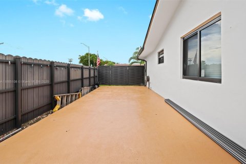 Villa ou maison à vendre à Miami, Floride: 6 chambres, 276.11 m2 № 1930413 - photo 29