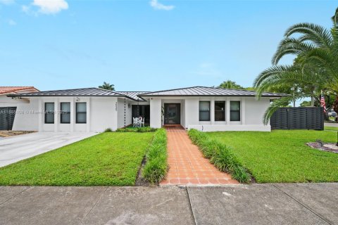 Villa ou maison à vendre à Miami, Floride: 6 chambres, 276.11 m2 № 1930413 - photo 3