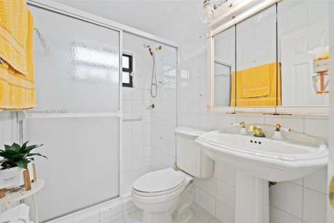 Villa ou maison à vendre à Miami, Floride: 6 chambres, 276.11 m2 № 1930413 - photo 15