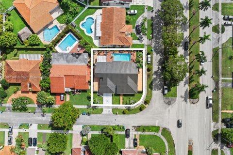 Villa ou maison à vendre à Miami, Floride: 6 chambres, 276.11 m2 № 1930413 - photo 2