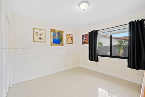 Villa ou maison à vendre à Miami, Floride: 6 chambres, 276.11 m2 № 1930413 - photo 17