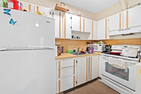 Villa ou maison à vendre à Miami, Floride: 6 chambres, 276.11 m2 № 1930413 - photo 23