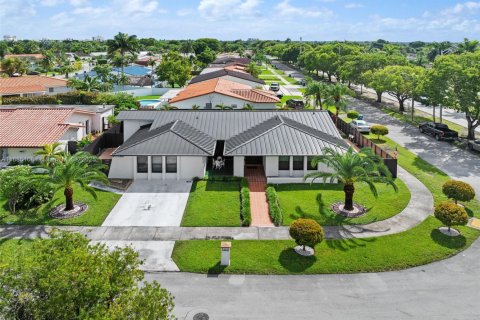 Villa ou maison à vendre à Miami, Floride: 6 chambres, 276.11 m2 № 1930413 - photo 1