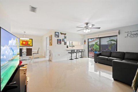 Villa ou maison à vendre à Miami, Floride: 6 chambres, 276.11 m2 № 1930413 - photo 8