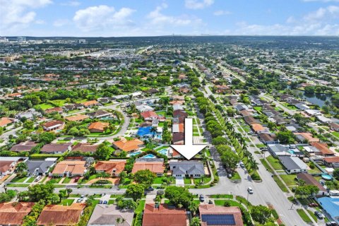 Villa ou maison à vendre à Miami, Floride: 6 chambres, 276.11 m2 № 1930413 - photo 4