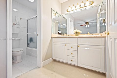 Villa ou maison à vendre à Miami, Floride: 6 chambres, 276.11 m2 № 1930413 - photo 13