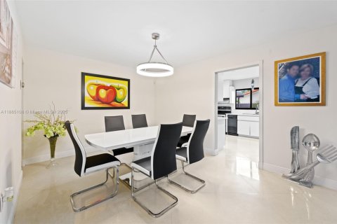 Villa ou maison à vendre à Miami, Floride: 6 chambres, 276.11 m2 № 1930413 - photo 9