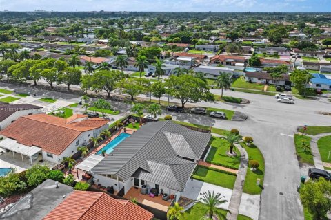 Villa ou maison à vendre à Miami, Floride: 6 chambres, 276.11 m2 № 1930413 - photo 5