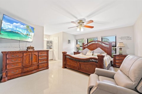 Villa ou maison à vendre à Miami, Floride: 6 chambres, 276.11 m2 № 1930413 - photo 12