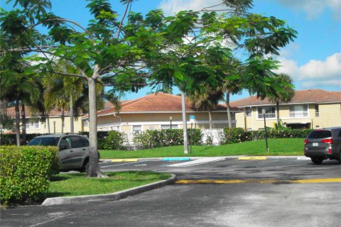 Condominio en alquiler en Coral Springs, Florida, 2 dormitorios, 71.35 m2 № 1922669 - foto 1