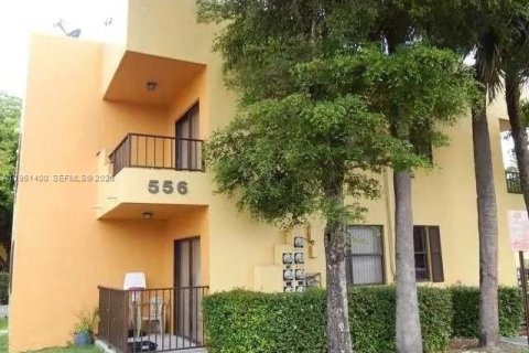 Condominio en Sweetwater, Florida, 2 dormitorios № 2033655