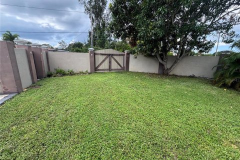 House in Saint Petersburg, Florida 3 bedrooms, 164.25 sq.m. № 1856539 - photo 6