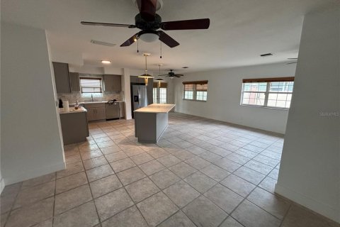 House in Saint Petersburg, Florida 3 bedrooms, 164.25 sq.m. № 1856539 - photo 12