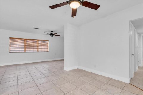 House in Saint Petersburg, Florida 3 bedrooms, 164.25 sq.m. № 1856539 - photo 24