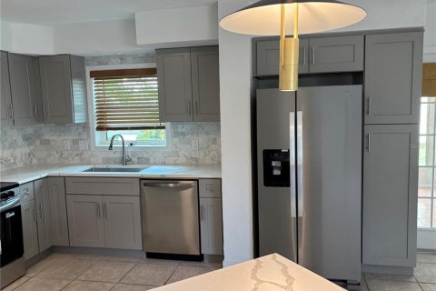 House in Saint Petersburg, Florida 3 bedrooms, 164.25 sq.m. № 1856539 - photo 10