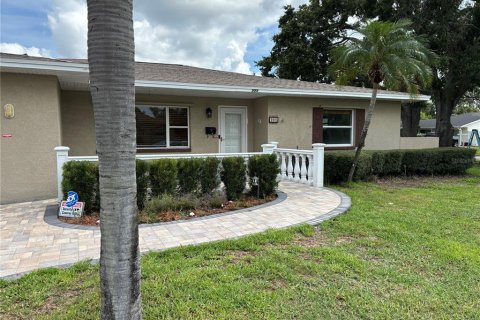 House in Saint Petersburg, Florida 3 bedrooms, 164.25 sq.m. № 1856539 - photo 1
