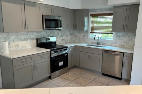 House in Saint Petersburg, Florida 3 bedrooms, 164.25 sq.m. № 1856539 - photo 9