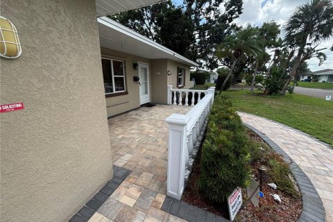 House in Saint Petersburg, Florida 3 bedrooms, 164.25 sq.m. № 1856539 - photo 2