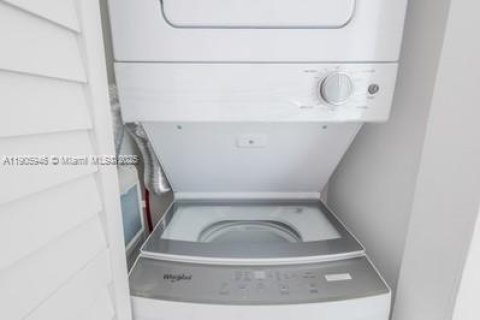 House in Miami, Florida 1 bedroom, 50.72 sq.m. № 1956837 - photo 16