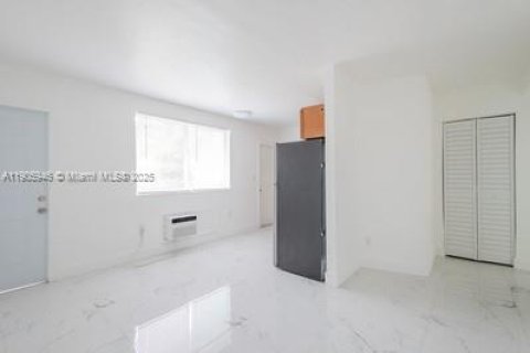 House in Miami, Florida 1 bedroom, 50.72 sq.m. № 1956837 - photo 17