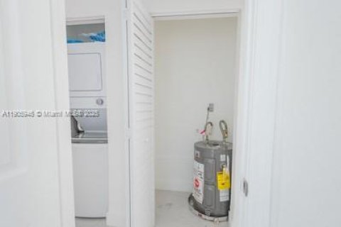 House in Miami, Florida 1 bedroom, 50.72 sq.m. № 1956837 - photo 18