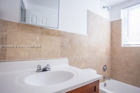 House in Miami, Florida 1 bedroom, 50.72 sq.m. № 1956837 - photo 11