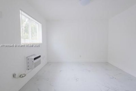 House in Miami, Florida 1 bedroom, 50.72 sq.m. № 1956837 - photo 13
