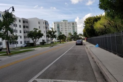 Купить кондоминиум в Санни-Айлс-Бич, Флорида 2 спальни, 87.05м2, № 1987106 - фото 2