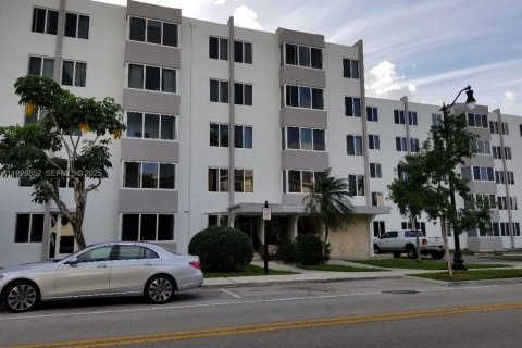 Купить кондоминиум в Санни-Айлс-Бич, Флорида 2 спальни, 87.05м2, № 1987106 - фото 1