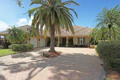 House in West Palm Beach, Florida 4 bedrooms, 377.09 sq.m. № 970513 - photo 1