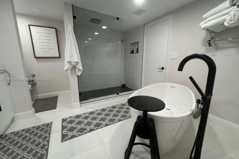 Copropriété à louer à Miami, Floride: 3 chambres, 255.39 m2 № 2052875 - photo 10