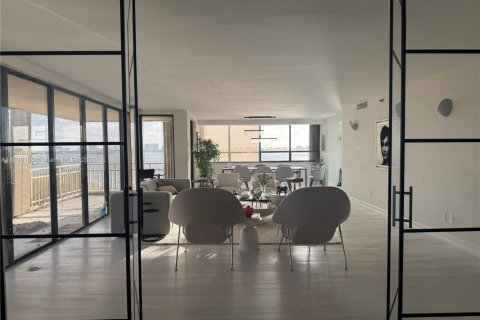 Copropriété à louer à Miami, Floride: 3 chambres, 255.39 m2 № 2052875 - photo 4