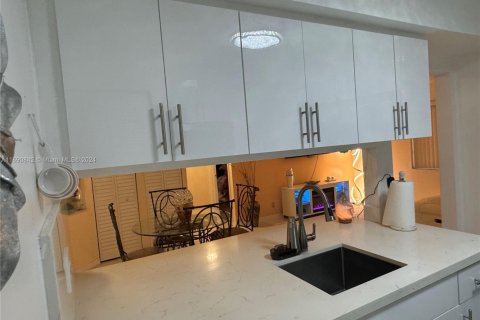 Studio in the Condo in Pembroke Pines, Florida  № 1860458 - photo 10