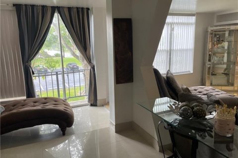 Copropriété à louer à Lauderhill, Floride: 2 chambres, 117.06 m2 № 2261672 - photo 2