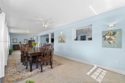 Villa ou maison à vendre à Miami, Floride: 4 chambres, 421.22 m2 № 1706857 - photo 15