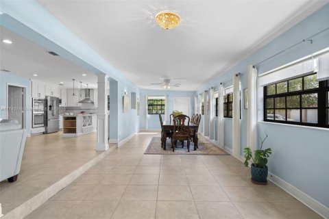 Villa ou maison à vendre à Miami, Floride: 4 chambres, 421.22 m2 № 1706857 - photo 16