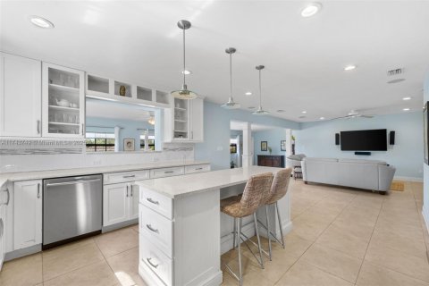 Villa ou maison à vendre à Miami, Floride: 4 chambres, 421.22 m2 № 1706857 - photo 12