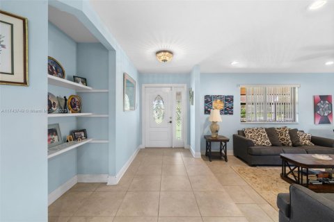 Villa ou maison à vendre à Miami, Floride: 4 chambres, 421.22 m2 № 1706857 - photo 5