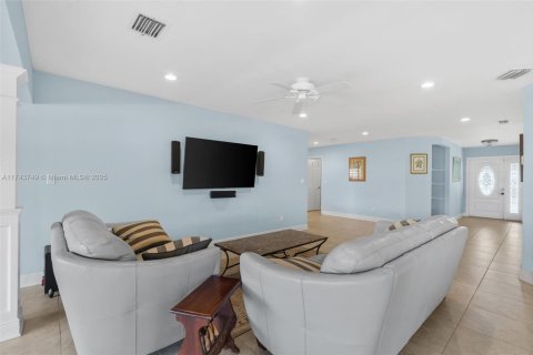 Villa ou maison à vendre à Miami, Floride: 4 chambres, 421.22 m2 № 1706857 - photo 10